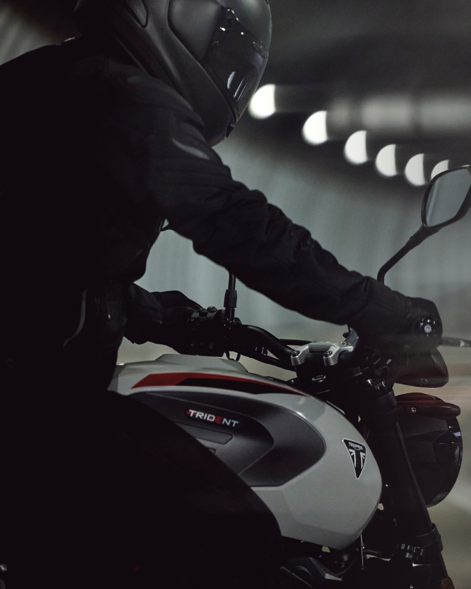 Triumph_Spain's tweet photo. ⚡ Difícil quedarse con una sola cualidad...

¿Qué es lo que mejor define a la TRIDENT 800 para ti: diseño, carácter, precisión o sensaciones? 🤔

👇 ¡Te leemos en comentarios!

#TriumphMotorcycles #ForTheRide #Trident800 #Roadster https://t.co/97iCPFLG2B