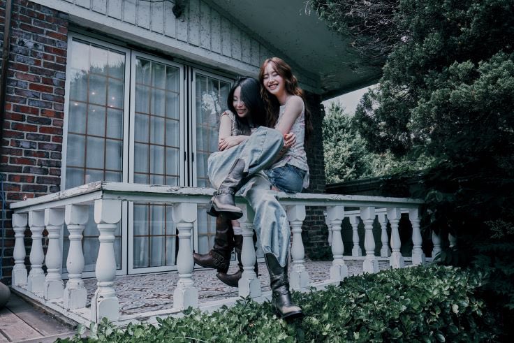 engdus's tweet photo. chuu x heize lesbian photoshoot are words i never thought i’d say https://t.co/Hnw8G2Rjua