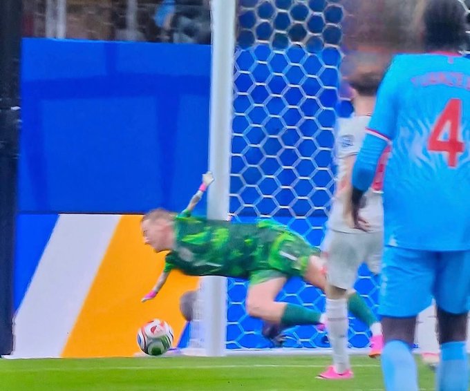 Scotty T MBE - Trafford has to start over Pickford next game He’s only playing from Nostalgia Tiny arms - proper shite https://t.co/ljpjnIC4IE