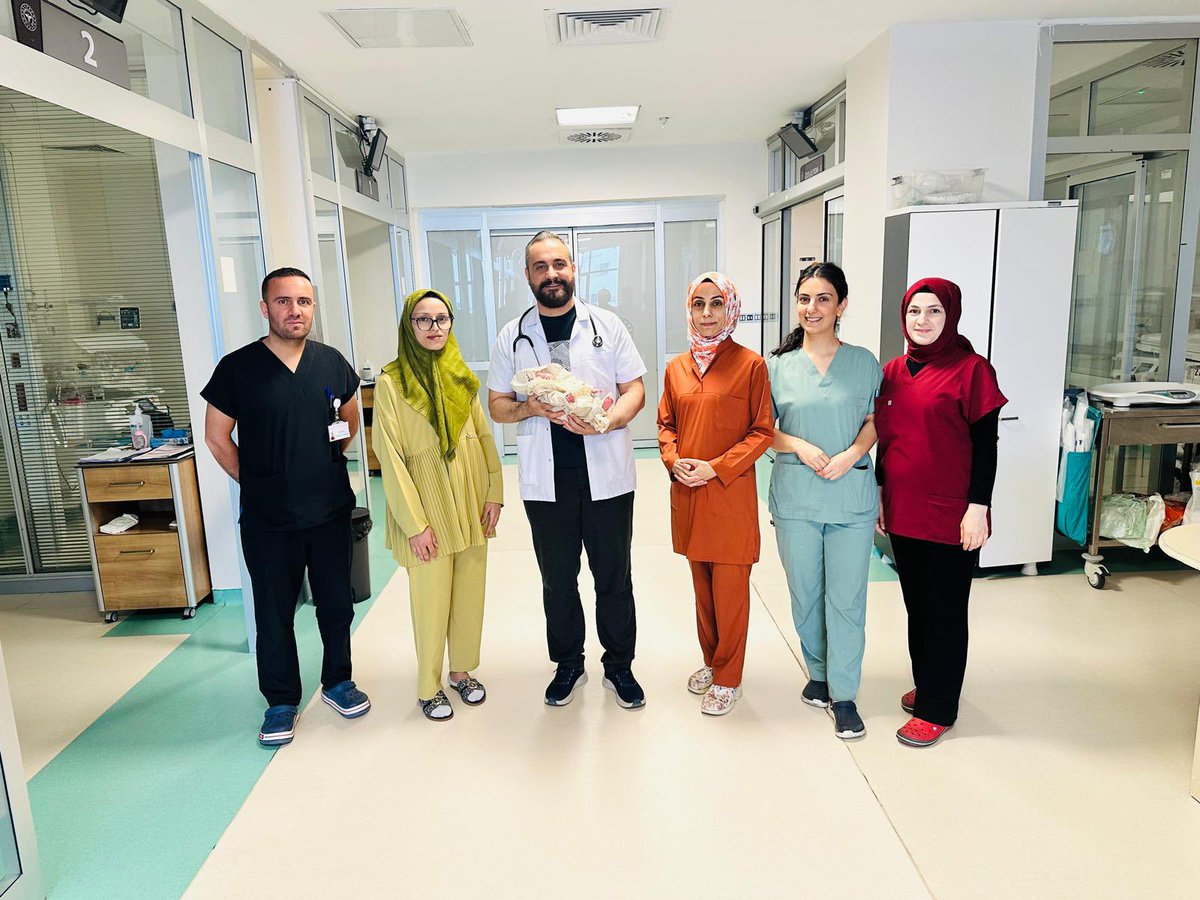 batmanilsaglik's tweet photo. 1100 Gram Doğan Bebek Gökmen, Başarılı Tedavi Sürecinin Ardından Sağlıkla Taburcu Edildi

Batman’da 27 haftalık ve yalnızca 1100 gram ağırlığında dünyaya gelen Bebek Gökmen, doğumunun ardından zorlu bir yaşam mücadelesine başladı.

İl Sağlık Müdürlüğümüze bağlı Batman Eğitim ve Araştırma Hastanesi Yenidoğan Yoğun Bakım Ünitesinde tedavi altına alınan Bebek Gökmen, doğum sonrası 9 gün entübe, ardından 22 gün burun destekli solunum cihazına bağlı olarak takip edildi. Tedavi sürecinde kafa içi kanama, bağırsak hastalığı, enfeksiyon, prematüre retinopatisi (ROP) ve kronik akciğer hastalığı gibi ciddi sağlık sorunlarıyla mücadele etti.

Yenidoğan Uzmanı (Neonatolog) Dr. Murat Ekinci’nin koordinasyonunda, yenidoğan yoğun bakım ekibimizin özverili çalışmaları ve multidisipliner yaklaşımla yürütülen tedavi süreci sayesinde Bebek Gökmen’in sağlık durumu her geçen gün iyileşti.

Yaklaşık 62 gün süren tedavinin ardından 2100 gram ağırlığa ulaşan Bebek Gökmen, sağlığına kavuşarak annesinin kucağına güvenle teslim edildi.

Taburculuk sırasında duygusal anlar yaşayan aile, tedavi süreci boyunca büyük bir özveriyle görev yapan tüm sağlık çalışanlarımıza teşekkür ederek memnuniyetlerini dile getirdi.

Prematüre bebeklerin tedavisinde modern tıbbi altyapımız, donanımlı yenidoğan yoğun bakım ünitemiz ve alanında uzman sağlık kadromuzla hizmet sunmaya ve en zorlu vakalarda dahi umut olmaya devam ediyoruz.