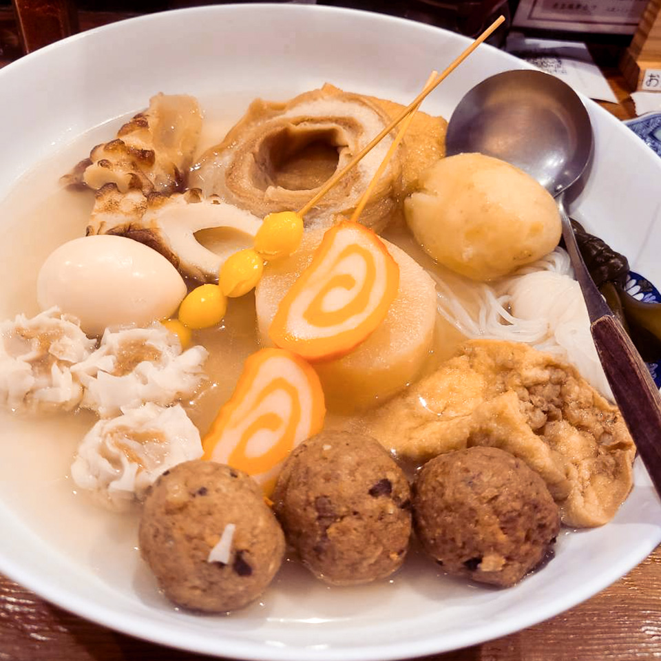 GyakutenGames's tweet photo. 金沢おでんです。
『金沢おでん老舗50年会』によると、「おでん種に地元金沢の食材を使っていること」と「1年を通して食べられること」が金沢おでんの定義だそうです。
車麩や赤巻、バイ貝、冬限定のカニ面などといった具材は金沢おでんならではなのでぜひ味わってみてください。
#金沢おでん https://t.co/iK0sWxTC1B