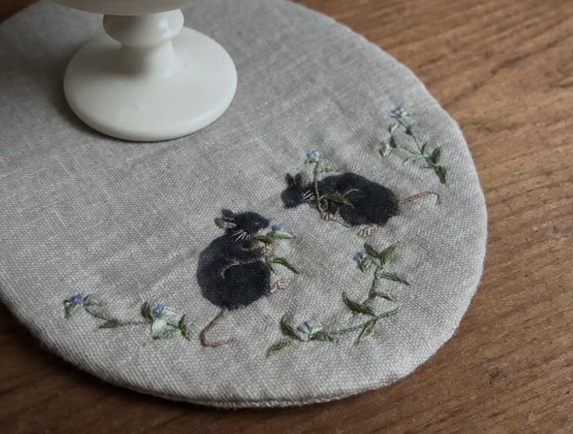 mogusanoniwa's tweet photo. 営業再開1日目。［sonu］さんから、染めと刺繍のフリーマットと大小の針山が、佐々木ひとみさんからは装身具が納品されて、とても心強い気持ちです。
特別な企画展がなくても、いつでもなにか心弾む品揃えであるように。 https://t.co/01OJoR8A8A