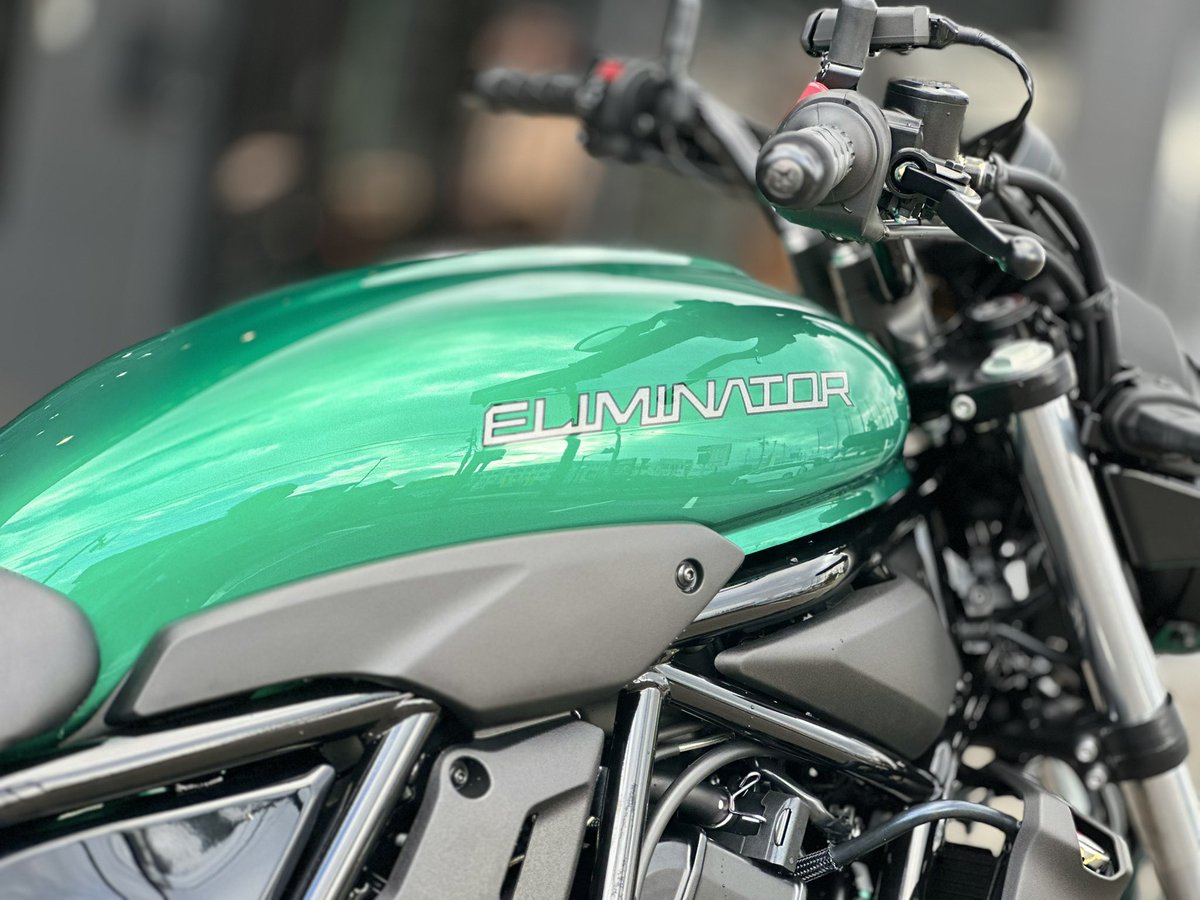 PLAZA_MATSUMOTO's tweet photo. こんばんは。
#カワサキプラザ松本 です！

早くも当店に2027年モデルの【ELIMINATOR PLAZA EDITION】が入荷してまいりました。

実車のカラーリングとっても綺麗です...！

現在ショールームに展示中ですので、お気軽にお立ち寄りください。

#長野県 #松本市 #バイク #ELIMINATOR https://t.co/cH73dICFRX
