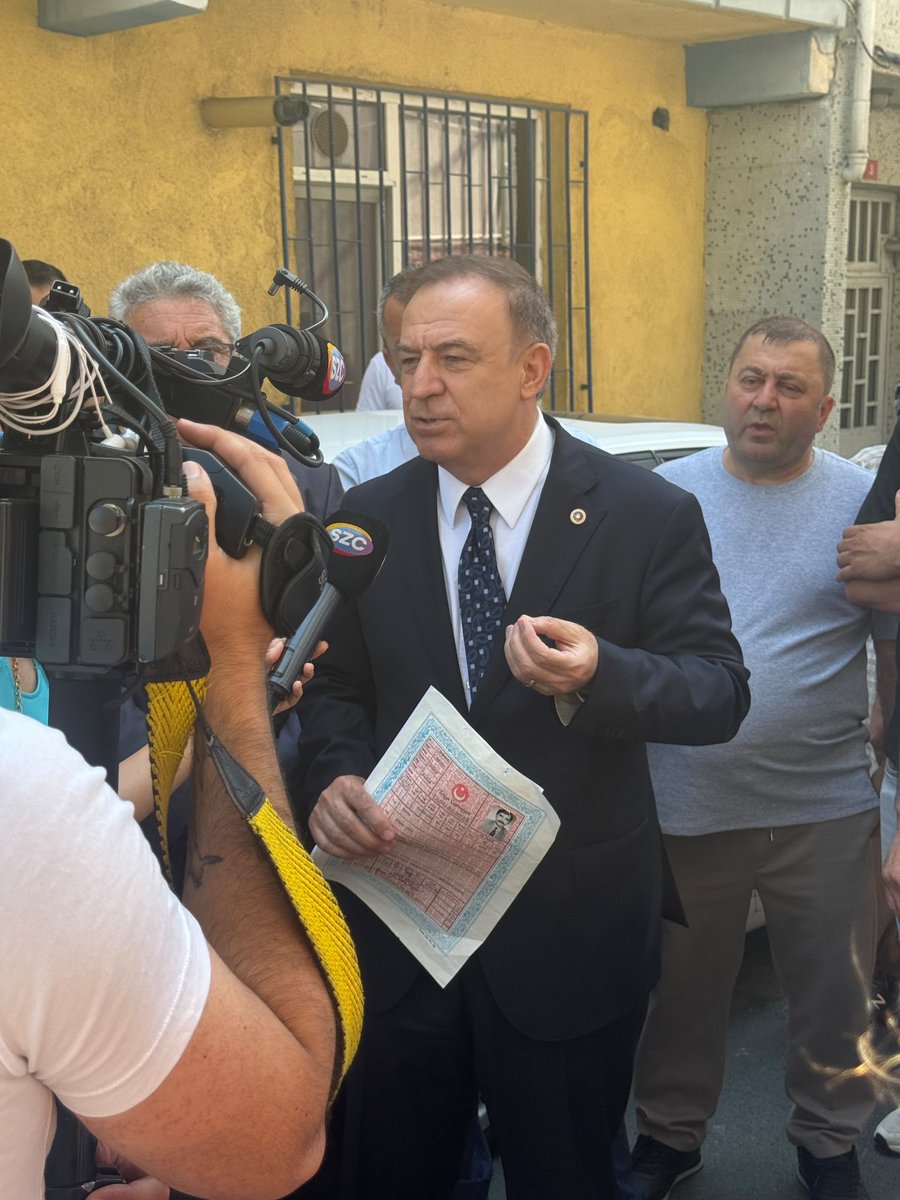 gokanzeybekyeni's tweet photo. Sarıyer Poligon Mahallesi’ndeyiz. 📍

Bir sabah kalktığında yıllarını verdiğin birikimin, varlığın yok olmuş olabilir!!!

Bu çarpıcı cümleyi şu sebeple paylaşıyorum. Çünkü Rezerv alan yasası koruma değil talan yasası haline gelmiştir!!!

Sarıyerli komşularımın Rezerv Alan yasasıyla tapuları alınarak şirketlere devredilmiştir. 

Deprem güvenliğini sağlamak amacıyla çıkarılan bir düzenleme, vatandaşın mülkiyet hakkını tartışmalı hale getirecek şekilde uygulanmaktadır.

6306 sayılı Kanun’un amacı açıktır. Kanun, afet riskini azaltmayı, can ve mal güvenliğini sağlamayı, sağlıklı ve planlı kentleşmeyi gerçekleştirmeyi hedefler. 

Hiçbir hükmü, yurttaşın mülkiyet hakkını zayıflatmanın ya da ekonomik olarak mağdur edilmesinin dayanağı olamaz, olmamalıdır.

“Rezerv yapı alanı ilan edilmiş diye vatandaşın taşınmazını düşük bedellerle devretmeye zorlayalım.”

“Baskı altında sözleşme imzalatalım ya da insanları mülkiyet hakkından vazgeçmeye mecbur bırakalım.”

“Piyasa gerçeklerinden tamamen uzak bedeller teklif edelim.”

“Yıkım baskısıyla insanları tercih yapmaya zorlayalım.”

“Hatta ve hatta, vefat etmiş kişilerin adına hesap açılarak işlem yapalım.”

Bunların her biri açıklığa kavuşturulması gereken son derece ciddi iddialardır !!! 

Komşularımın anlattığı ve yaşanan süreç ne yazık ki tam olarak budur.

Hiç kimsenin alın teriyle edindiği mal varlığı üzerinde baskı kurulmasına sessiz kalmayacağız.

Bu işin sonuna kadar takipçisi olacağım.

Kul hakkına girilmesine izin vermeyeceğiz!