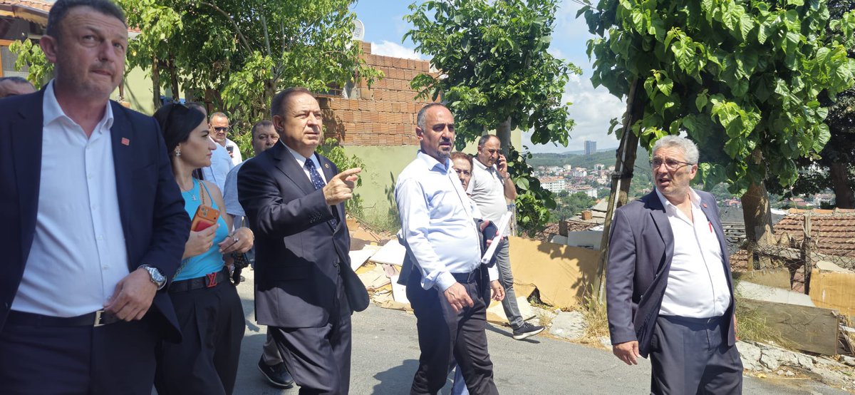 gokanzeybekyeni's tweet photo. Sarıyer Poligon Mahallesi’ndeyiz. 📍

Bir sabah kalktığında yıllarını verdiğin birikimin, varlığın yok olmuş olabilir!!!

Bu çarpıcı cümleyi şu sebeple paylaşıyorum. Çünkü Rezerv alan yasası koruma değil talan yasası haline gelmiştir!!!

Sarıyerli komşularımın Rezerv Alan yasasıyla tapuları alınarak şirketlere devredilmiştir. 

Deprem güvenliğini sağlamak amacıyla çıkarılan bir düzenleme, vatandaşın mülkiyet hakkını tartışmalı hale getirecek şekilde uygulanmaktadır.

6306 sayılı Kanun’un amacı açıktır. Kanun, afet riskini azaltmayı, can ve mal güvenliğini sağlamayı, sağlıklı ve planlı kentleşmeyi gerçekleştirmeyi hedefler. 

Hiçbir hükmü, yurttaşın mülkiyet hakkını zayıflatmanın ya da ekonomik olarak mağdur edilmesinin dayanağı olamaz, olmamalıdır.

“Rezerv yapı alanı ilan edilmiş diye vatandaşın taşınmazını düşük bedellerle devretmeye zorlayalım.”

“Baskı altında sözleşme imzalatalım ya da insanları mülkiyet hakkından vazgeçmeye mecbur bırakalım.”

“Piyasa gerçeklerinden tamamen uzak bedeller teklif edelim.”

“Yıkım baskısıyla insanları tercih yapmaya zorlayalım.”

“Hatta ve hatta, vefat etmiş kişilerin adına hesap açılarak işlem yapalım.”

Bunların her biri açıklığa kavuşturulması gereken son derece ciddi iddialardır !!! 

Komşularımın anlattığı ve yaşanan süreç ne yazık ki tam olarak budur.

Hiç kimsenin alın teriyle edindiği mal varlığı üzerinde baskı kurulmasına sessiz kalmayacağız.

Bu işin sonuna kadar takipçisi olacağım.

Kul hakkına girilmesine izin vermeyeceğiz!