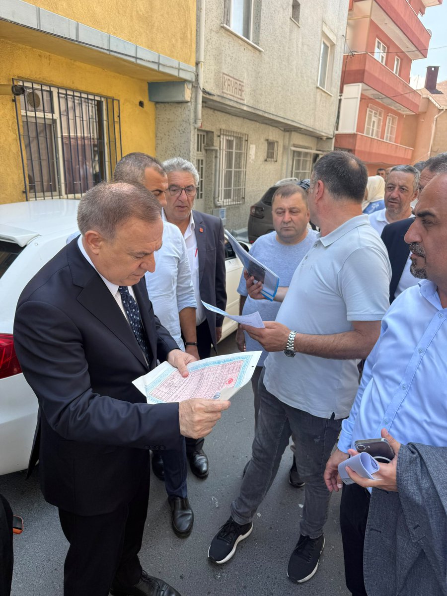 gokanzeybekyeni's tweet photo. Sarıyer Poligon Mahallesi’ndeyiz. 📍

Bir sabah kalktığında yıllarını verdiğin birikimin, varlığın yok olmuş olabilir!!!

Bu çarpıcı cümleyi şu sebeple paylaşıyorum. Çünkü Rezerv alan yasası koruma değil talan yasası haline gelmiştir!!!

Sarıyerli komşularımın Rezerv Alan yasasıyla tapuları alınarak şirketlere devredilmiştir. 

Deprem güvenliğini sağlamak amacıyla çıkarılan bir düzenleme, vatandaşın mülkiyet hakkını tartışmalı hale getirecek şekilde uygulanmaktadır.

6306 sayılı Kanun’un amacı açıktır. Kanun, afet riskini azaltmayı, can ve mal güvenliğini sağlamayı, sağlıklı ve planlı kentleşmeyi gerçekleştirmeyi hedefler. 

Hiçbir hükmü, yurttaşın mülkiyet hakkını zayıflatmanın ya da ekonomik olarak mağdur edilmesinin dayanağı olamaz, olmamalıdır.

“Rezerv yapı alanı ilan edilmiş diye vatandaşın taşınmazını düşük bedellerle devretmeye zorlayalım.”

“Baskı altında sözleşme imzalatalım ya da insanları mülkiyet hakkından vazgeçmeye mecbur bırakalım.”

“Piyasa gerçeklerinden tamamen uzak bedeller teklif edelim.”

“Yıkım baskısıyla insanları tercih yapmaya zorlayalım.”

“Hatta ve hatta, vefat etmiş kişilerin adına hesap açılarak işlem yapalım.”

Bunların her biri açıklığa kavuşturulması gereken son derece ciddi iddialardır !!! 

Komşularımın anlattığı ve yaşanan süreç ne yazık ki tam olarak budur.

Hiç kimsenin alın teriyle edindiği mal varlığı üzerinde baskı kurulmasına sessiz kalmayacağız.

Bu işin sonuna kadar takipçisi olacağım.

Kul hakkına girilmesine izin vermeyeceğiz!