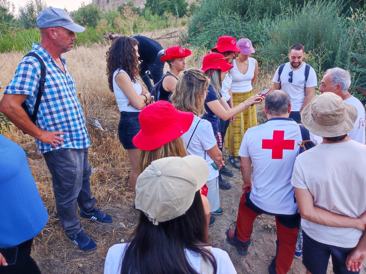 fvidasostenible's tweet photo. El 24 de junio impartimos una formación a personas voluntarias de @cruzrojaesp sobre el Dominio Público Hidráulico, el valor ecológico de los ríos, sus amenazas y cómo organizar acciones de mejora. La jornada terminó con una práctica de ciencia ciudadana en el río Manzanares. https://t.co/vCTgGez85B