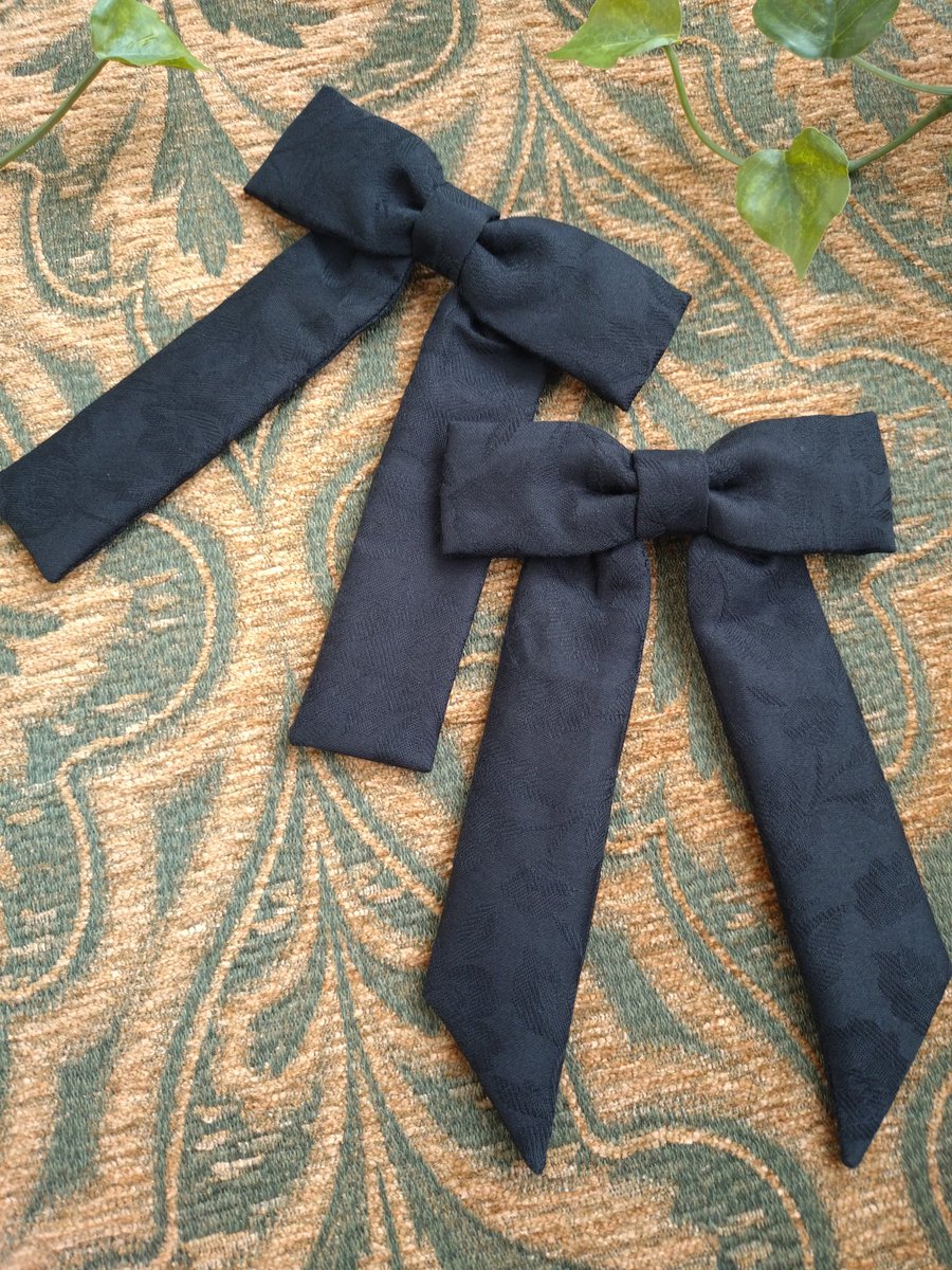 sleeplesschilds's tweet photo. リボンブローチをお作りしました🎀✨リボンタイとしてブラウスに着けるのに丁度よいサイズですが、帽子やバックに着けても勿論素敵です。柄は3種類ございます。 https://t.co/mu6145Slxw