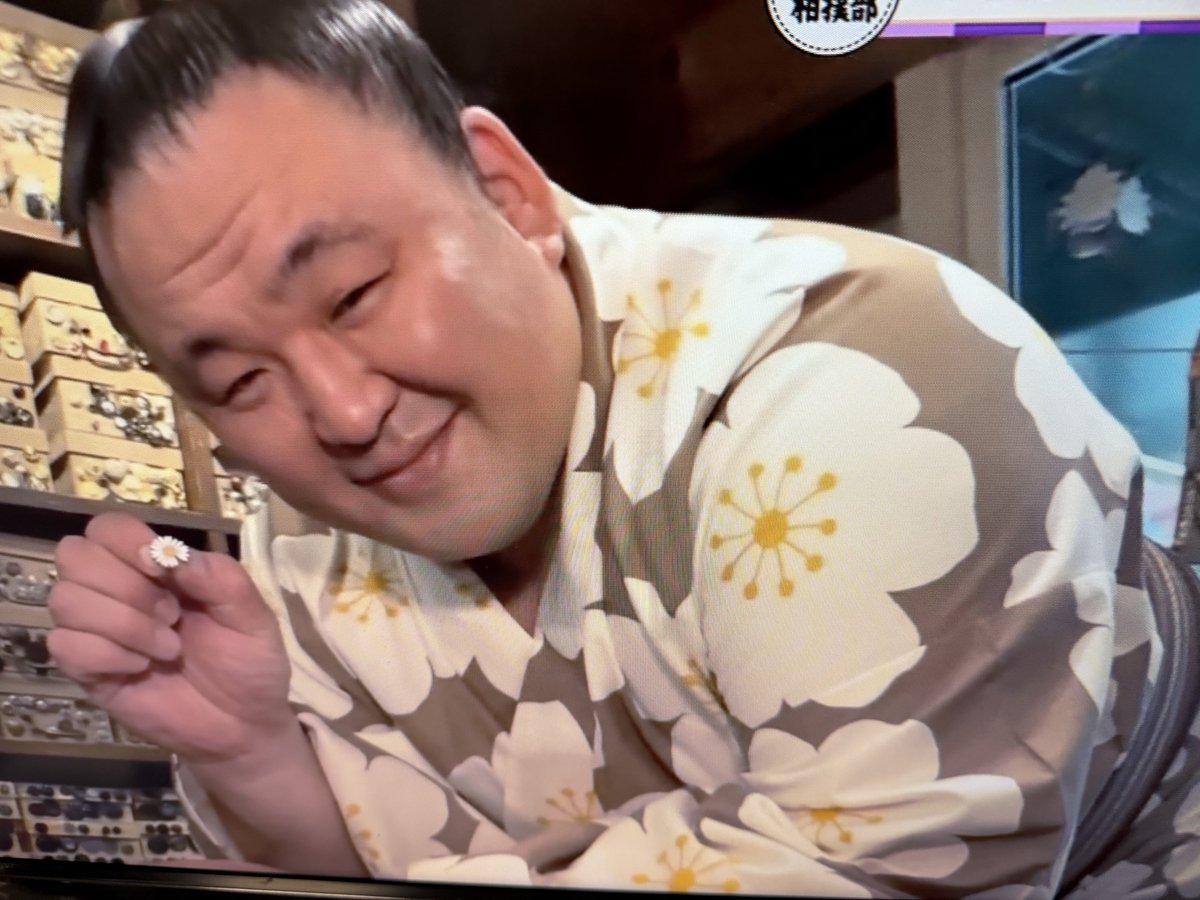 Luv_kuu_Luv's tweet photo. パリの手芸店で1時間物色して、可愛いマーガレットのボタン購入のニッコニコ玉鷲 https://t.co/t8SsLjp13m