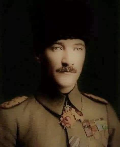 Bandral11's tweet photo. HENÜZ  BİTMEDİ
13 Kasım 1918'de Mustafa Kemal Paşa,  Haydarpaşa Garı'nda trenden iner.
Tren ve peron cepheden gelen subay ve askerlerle doludur.
Osmanlı teslim olmuş ordular dağıtılmış, Komutanlar Istanbul'a çağrılmıştır.
Mustafa Kemal'i tanıyan ve trenden inişini izleyen bir çavuş, gür bir sesle perondaki askerlere komut verir:
-Dikkaaat, gelen Mustafa Kemal Paşa'dır, selaam duurr!
Tüyler ürperten bir an yaşanır.
Haydarpaşa Garı'ndaki tüm subay ve askerler bir anda yerinde çakılır, hazır ola geçip askerce selam verirler.
Mustafa Kemal Paşa, yavaş adımlarla çavuşun karşısına yürür, durur ve sorar:
-Nerede beraberdik?
Cevap çok şey ifade eden tek kelime ile gelir:
-Çanakkale!
Mustafa Kemal çavuşa şöyle der:
-Emir geçir, herkes köyüne memleketine silahı ile gitsin, bir şekilde silahını götürsün. Henüz bitmedi...
Emir geçirmek, askeri bir terimdir.
Emrin yüksek sesle değil, yavaşça kulaktan kulağa sessizce tekrarlanması demektir.
Çanakkale'den, yakın siperlerden, cephe günlerinden kalma bir önlemdir.
Çavuş emir geçirir, peron bir anda boşalır.
Yüzlerce asker silahı ile birlikte ortadan kaybolur, memleketine doğru yola koyulur.
Mondros Teslimiyet Anlaşması'nın öngördüğü, Türk Ordusu'nun tüm silahları teslim etmesi şartının aksine Mustafa Kemal daha İstanbul'a ayak bastığı anda ilk emrini vermiştir;
-Silahlarınızı vermeyin! Çünkü yarın her bir silah milli mücadelede bize lazım olacaktır.
Mustafa Kemal, İstanbul'a adımını atar atmaz, Milli Mücadele ruhunu da geldiği trenden adeta Haydarpaşa Gar'ındaki her bir neferin kalbine, şah damarına mühürlemiştir.
Kaynak: Taylan Sorgun, İmparatorluktan Cumhuriyet'e