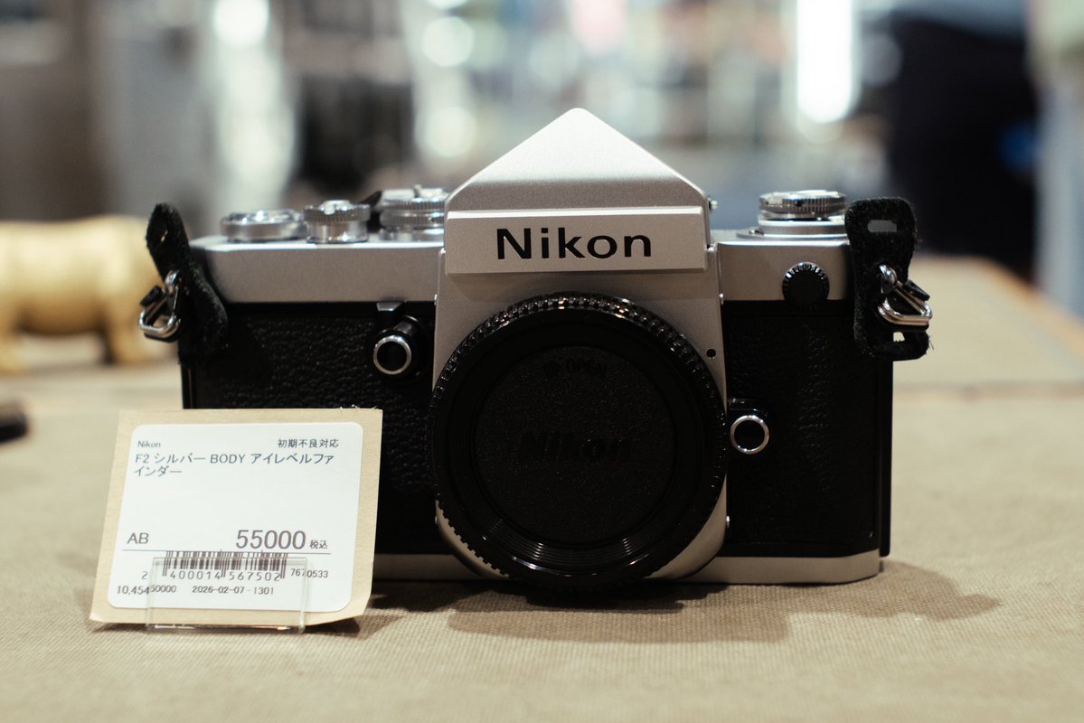 綺麗めなNIKON F2シルバーが入荷しておます〜 ファインダーは通常の
