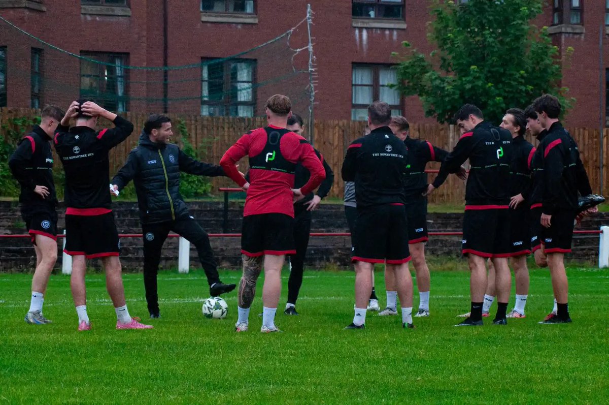 Thorniewood's tweet photo. Rainy pre season session at Robertson Park last night ☔️🏠 

The boys are looking strong 🔥 

📸- Elliot Linden https://t.co/wJGIj5s0ha