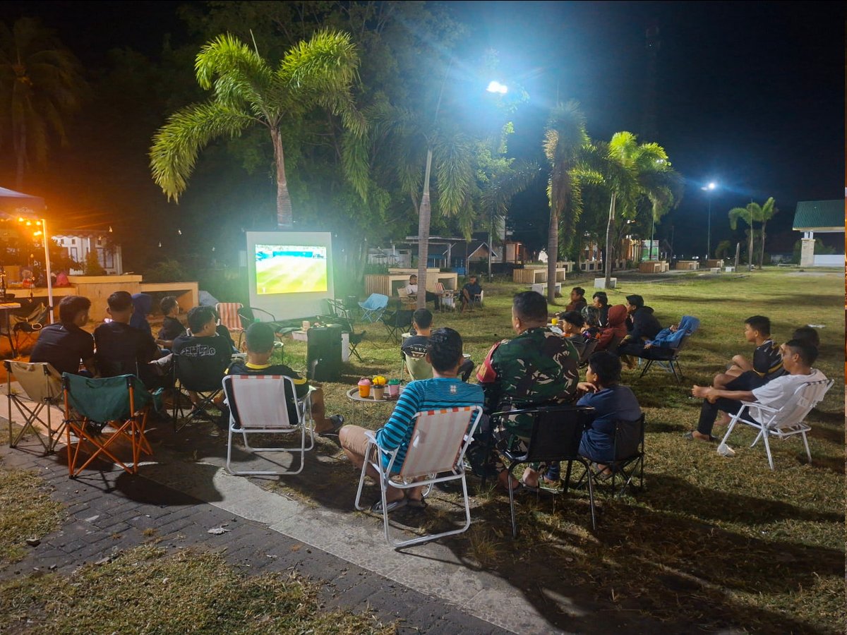 KodimBolmong's tweet photo. Babinsa Dampingi Warga Nobar Piala Dunia, Ciptakan Suasana Aman dan Harmonis
https://t.co/KfW3hxddh0 https://t.co/uu2ClHBKDK