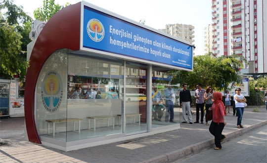 gokhanamal's tweet photo. Adana’da yıllardır klimalı duraklar var ve güneş enerjisi ile çalışıyor 😂 https://t.co/vEhFeX6MTz