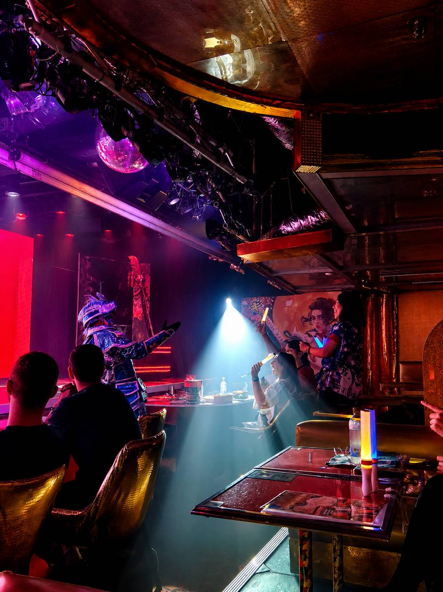 samuraishowtime's tweet photo. Another show, another lucky winner!

#kabukicho #samurairestaurant #Samurai #tokyo https://t.co/qeg0UJuvVF
