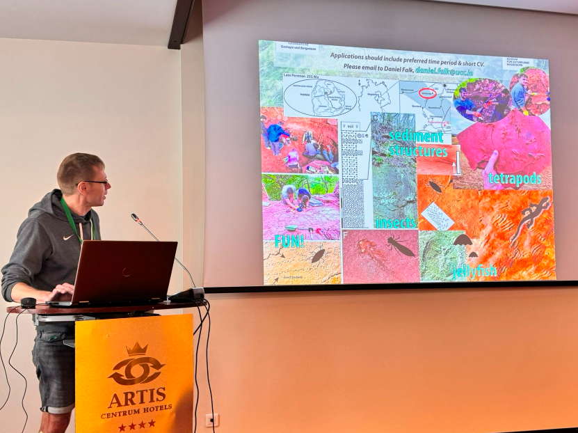 EAVPalaeo's tweet photo. @MichaelBuchwitz explores one of #ichnology's biggest challenges: linking fossil footprints to their makers, and how phylogenetic approaches can help us better interpret ancient trackways. #EAVP2026 https://t.co/JOkaUDrf3D