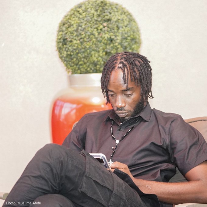 UOXpaper's tweet photo. my guy when the bill enters 📱💸 https://t.co/Q1HCPlXeiJ