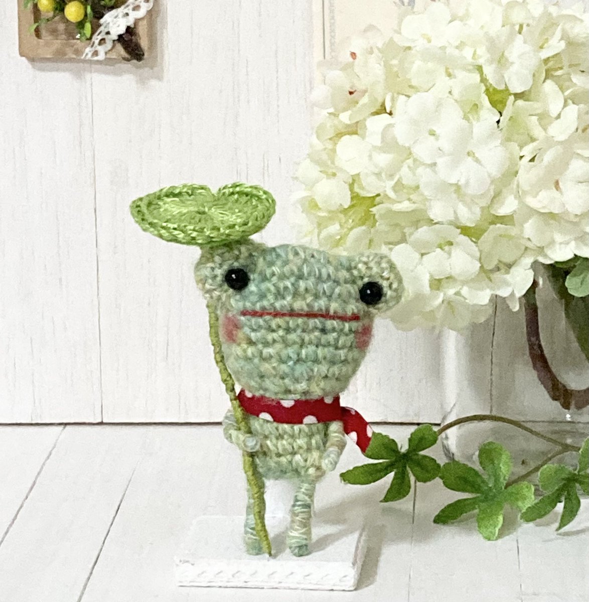 petitgurumi's tweet photo. お気に入りの蓮の葉の傘でご機嫌なカエルちゃん🐸♪
#ハンドメイド
#みんなで楽しむTwitter展覧会
#あみぐるみ
#ぬい撮り
#ぬい活 https://t.co/W2Dg7X2QB6