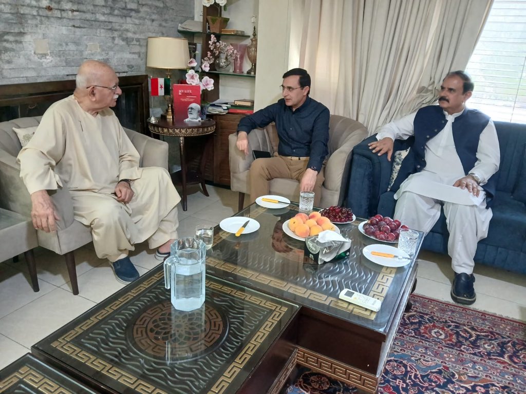 BarristerGohar's tweet photo. آج چیرمین پی ٹی آئی بیرسٹر گوہر خان نے تحریک تحفظ آئین پاکستان کے سربراہ اپوزیشن لیڈر قومی اسمبلی پشتونخوامیپ کے چیئرمین محمود خان اچکزى سے ملاقات کی- ملاقات میں کشمیر میں جاری عوامی احتجاج اور اس کے نتیجے میں پیدا ہونے والی سیاسی، سماجی اور انسانی صورتحال اور الیکشن کی صورتحال پر تفصیلی تبادلۂ خیال کیا گیا۔ ملاقات میں تحریک انصاف کشمیر کے چیف آرگنائزر چوهدرى حمید پوٹھی بھی موجود تھے