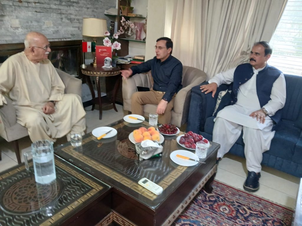 BarristerGohar's tweet photo. آج چیرمین پی ٹی آئی بیرسٹر گوہر خان نے تحریک تحفظ آئین پاکستان کے سربراہ اپوزیشن لیڈر قومی اسمبلی پشتونخوامیپ کے چیئرمین محمود خان اچکزى سے ملاقات کی- ملاقات میں کشمیر میں جاری عوامی احتجاج اور اس کے نتیجے میں پیدا ہونے والی سیاسی، سماجی اور انسانی صورتحال اور الیکشن کی صورتحال پر تفصیلی تبادلۂ خیال کیا گیا۔ ملاقات میں تحریک انصاف کشمیر کے چیف آرگنائزر چوهدرى حمید پوٹھی بھی موجود تھے