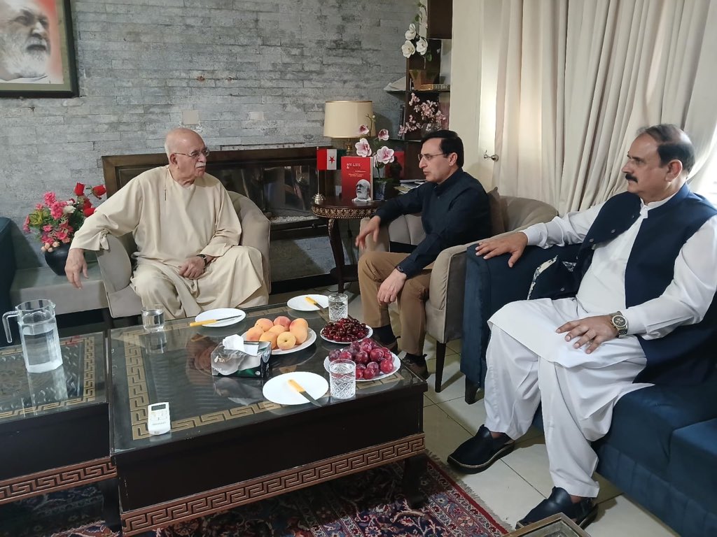 BarristerGohar's tweet photo. آج چیرمین پی ٹی آئی بیرسٹر گوہر خان نے تحریک تحفظ آئین پاکستان کے سربراہ اپوزیشن لیڈر قومی اسمبلی پشتونخوامیپ کے چیئرمین محمود خان اچکزى سے ملاقات کی- ملاقات میں کشمیر میں جاری عوامی احتجاج اور اس کے نتیجے میں پیدا ہونے والی سیاسی، سماجی اور انسانی صورتحال اور الیکشن کی صورتحال پر تفصیلی تبادلۂ خیال کیا گیا۔ ملاقات میں تحریک انصاف کشمیر کے چیف آرگنائزر چوهدرى حمید پوٹھی بھی موجود تھے