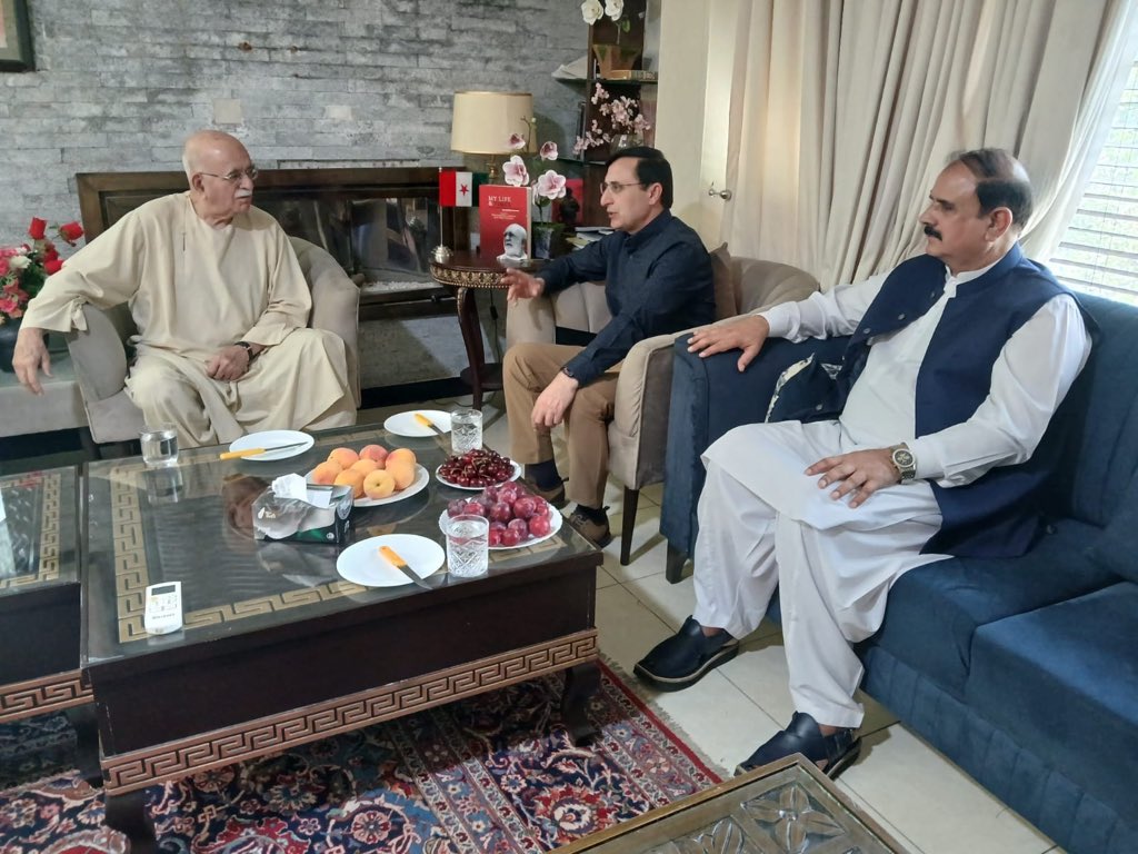 BarristerGohar's tweet photo. آج چیرمین پی ٹی آئی بیرسٹر گوہر خان نے تحریک تحفظ آئین پاکستان کے سربراہ اپوزیشن لیڈر قومی اسمبلی پشتونخوامیپ کے چیئرمین محمود خان اچکزى سے ملاقات کی- ملاقات میں کشمیر میں جاری عوامی احتجاج اور اس کے نتیجے میں پیدا ہونے والی سیاسی، سماجی اور انسانی صورتحال اور الیکشن کی صورتحال پر تفصیلی تبادلۂ خیال کیا گیا۔ ملاقات میں تحریک انصاف کشمیر کے چیف آرگنائزر چوهدرى حمید پوٹھی بھی موجود تھے