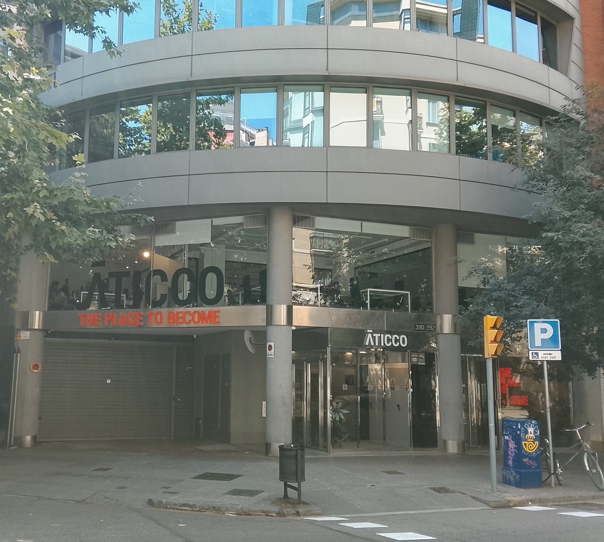 joan200011's tweet photo. Aquí teniu l'empresa @AticcoWorkspace que despedeix els seus treballadors per parlar català a Catalunya. C/ Sicilia amb Diputació !!!
Foto JCSB https://t.co/xNgPhR6iOX