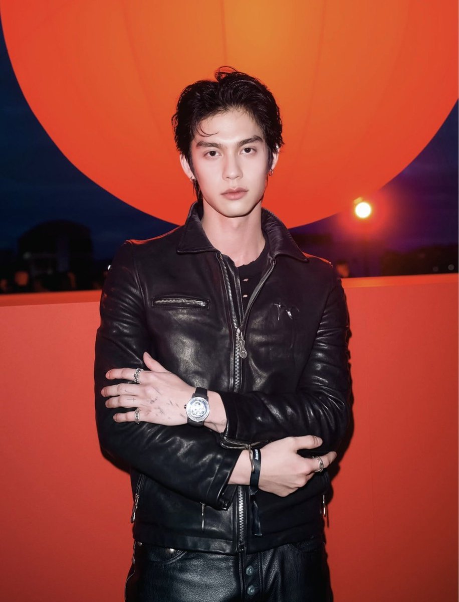 _24News_'s tweet photo. มงลงฯ ป่านณิชาภัทร-#ไบร์ท-#เบ็คกี้ สื่อการเงินระดับโลก แต่งตั้งเป็นวิทยากร ผู้ทรงอิทธิพลขับเคลื่อนเศรษฐกิจเอเชีย

#bbrightvc #beckysangels‌

    แลนดิ้งเลือกบินมาปักหลักจัดงานอีเว้นท์อย่างยิ่งใหญ่ในภูมิภาคเอเชีย ที่เมืองกรุงเทพฯ ประเทศไทย สำหรับสื่อการเงินระดับโลก Financial Times (FT) สื่อใหญ่จากประเทศอังกฤษ ที่ถือเป็นสำนักข่าวและหนังสือพิมพ์ธุรกิจระดับโลกที่ได้รับการยอมรับและน่าเชื่อถือที่สุด โดยมีความเชี่ยวชาญในการรายงานข่าวและการวิเคราะห์เชิงลึกเกี่ยวกับเศรษฐกิจ การเงิน ตลาดทุน และการเมืองระหว่างประเทศ จับมือร่วมกับสื่อดังฝั่งเอเชีย NIKKEI (นิเคอิ) องค์กรสื่อและสำนักพิมพ์ยักษ์ใหญ่ของประเทศญี่ปุ่น มีชื่อเสียงระดับโลกในด้านการนำเสนอข่าวสารที่เจาะลึกด้านธุรกิจ การเงิน การเมือง เทคโนโลยี และนโยบายเศรษฐกิจ เดินหน้าร่วมกันจัดงานสัมมนาระดับนานาชาติ Business of Luxury Summit – Asia Edition ที่จะเกิดขึ้นในวันที่ระหว่างวันที่ 19-20 ตุลาคม 2026 ณ Capella Bangkok
   สำหรับฝั่ง Asia Edition ในปี 2568 เคยจัดขึ้นที่ใจกลางเมืองฮ่องกง ก่อนย้ายมาจัดอีกครั้งที่กรุงเทพมหานครในปี 2569 สะท้อนบทบาทที่เพิ่มขึ้นของเอเชียในฐานะศูนย์กลางสำคัญของอุตสาหกรรมลักชัวรี่โลก
     งานสัมนา Business of Luxury Summit เป็นเวทีประชุมด้านธุรกิจลักชัวรี่ของ Financial Times ได้รับการยอมรับว่าเป็น หนึ่งในเวทีประชุมด้านธุรกิจที่สำคัญของโลก ซึ่งรวบรวมประธานเจ้าหน้าที่บริหาร นักลงทุน ผู้ประกอบการ นักออกแบบ และผู้นำทางความคิดจากอุตสาหกรรมลักชัวรีระดับโลก เพื่อร่วมกำหนดทิศทางของอุตสาหกรรมในอนาคต
    โดยปีนี้สาวไทยคนดังผู้ประสบความสำเร็จในเวทีโลก “ป่าน-ณิชาภัทร สุภาพ” ซีอีโอผู้ก่อตั้ง The Venture Management เอเจนซี่ดังผู้อยู่เบื้องหลังบิ๊กอีเวนท์ระดับอินเตอร์ ได้รับเกียรติมาเป็นวิทยากรในงานเพื่อร่วมแลกเปลี่ยนมุมมองเกี่ยวกับอนาคตของอุตสาหกรรมของโลก ร่วมไปการสร้างแบรนด์ วัฒนธรรม และพลังของเศรษฐกิจที่สร้างสรรค์ในเอเชีย
    การได้รับเชิญเป็นวิทยากรในครั้งนี้สะท้อนถึงการยอมรับในระดับนานาชาติของ “ป่าน-ณิชาภัทร” ในฐานะผู้ประกอบการและผู้เชี่ยวชาญด้านการสร้างแบรนด์ ซึ่งมีบทบาทในการเชื่อมโยงอุตสาหกรรมแฟชั่น ความบันเทิง และธุรกิจของเอเชียสู่เวทีโลก ผ่าน The Venture Management บริษัทที่ทำงานร่วมกับศิลปินและแบรนด์ชั้นนำระดับนานาชาติ
  นอกจากนี้ยังมีรายชื่อของนักแสดงซีรีส์วาย และ
GL ชั้นนำ “ไบร์ท-วชิรวิชญ์“ และ “เบ็คกี้-รีเบคก้า แพทรีเซีย อาร์มสตรอง“ อยู่ในลิสต์เข้าร่วมพูดคุยแลกเปลี่ยนมุมมองบนเวที และเป็นแรงขับเคลื่อนสำคัญของเศรษฐกิจสร้างสรรค์โลก ร่วมด้วย “Dr. Christopher Asandra” แพทย์ชื่อดังจากอเมริกา ผู้เชี่ยวชาญด้านศาสตร์ชะลอวัย ผู้ก่อตั้งและประธานเจ้าหน้าที่บริหารธุรกิจ Asandra MD International และ Danny Chung (แดนนี ชัง) นักแต่งเพลง โปรดิวเซอร์ และครีเอทีฟไดเรกเตอร์ชาวอเมริกันเชื้อสายเกาหลี ที่มีชื่อเสียงในวงการ K-POP อดีตผู้อยู่เบื้องหลังความสำเร็จของ BLACKPINK และ นักธุรกิจดังชาวอิตาลี Simone Gibertoni ซีอีโอ ของ Clinique La Prairie สถาบันเวชศาสตร์ชะลอวัยและเวลเนสระดับลักชัวรี่จากประเทศสวิตเซอร์แลนด์ ซึ่งได้รับการยอมรับว่าเป็นหนึ่งในแบรนด์ชั้นนำของโลกด้าน Longevity
     โดยการประชุมปีนี้คาดว่าจะมีผู้เข้าร่วมงานจากหลากหลายวงการ ทั้งผู้บริหารแบรนด์ลักชัวรี่ นักลงทุน นักสร้างสรรค์ และผู้นำธุรกิจระดับนานาชาติมากมายด้วยตัวเอง และระบบออนไลน์ดิจิทัล 
      ถือเป็นอีกหนึ่งก้าวสำคัญของพลังหญิงไทย “ป่าน-ณิชาภัทร” ผู้ผลักดันอุตสาหกรรมบันเทิงไทยให้เป็นที่ยอมรับในระดับสากลโดยแท้จริง