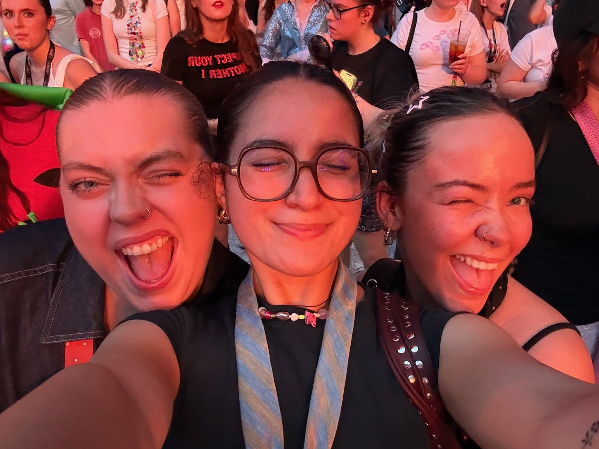 discomaia's tweet photo. SELL us cheap(ish) tix FOR 3rd July harry styles so we CAN BE ALL TOGETHER AGAIN PLSSSSSSS https://t.co/mQpvQCcR0K