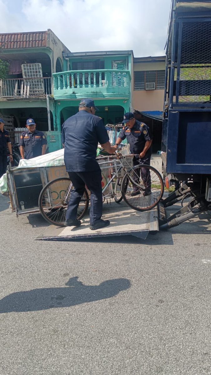 altimet's tweet photo. Hari ini Penguatkuasa @mp_ampangjaya telah menjalankan operasi atas aduan penempatan Rohingya di Kg Tasek Tambahan, Lembah Jaya, Ampang. 

5 motorsikal/basikal & 1 lori disita atas pelanggaran beberapa peraturan. Terima kasih MPAJ sbb ambil tindakan love u deep deep. #HariHariLembahJaya