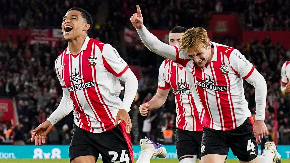 SimonJones_DM's tweet photo. Leeds have upped their bid for Southampton's Shea Charles to £23m plus add-ons, with Manchester City understood to have a 15% sell-on clause. Follow all today's transfer developments @MailSport https://t.co/uvSt2uR3K1 https://t.co/WKfesTXMZj