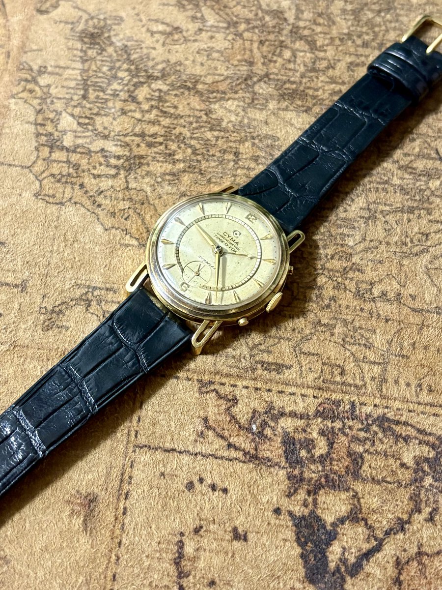 Rimacroissant's tweet photo. Cyma Time-O-Vox 18K Chronomètre

『鳴る黄金のクロノメーター』

アラームxクロノメーターを単一香箱で実現した腕時計
🔸1回の鳴動で9時間分のパワーリザーブ
🔸設定中は鳴らないため、その場で鳴らすには目測勝負

独自機構で癖もすごいが愛着もひとしお🥰

#alarmwatch
#勝手にキャッチコピー https://t.co/DIsMrdv4TY