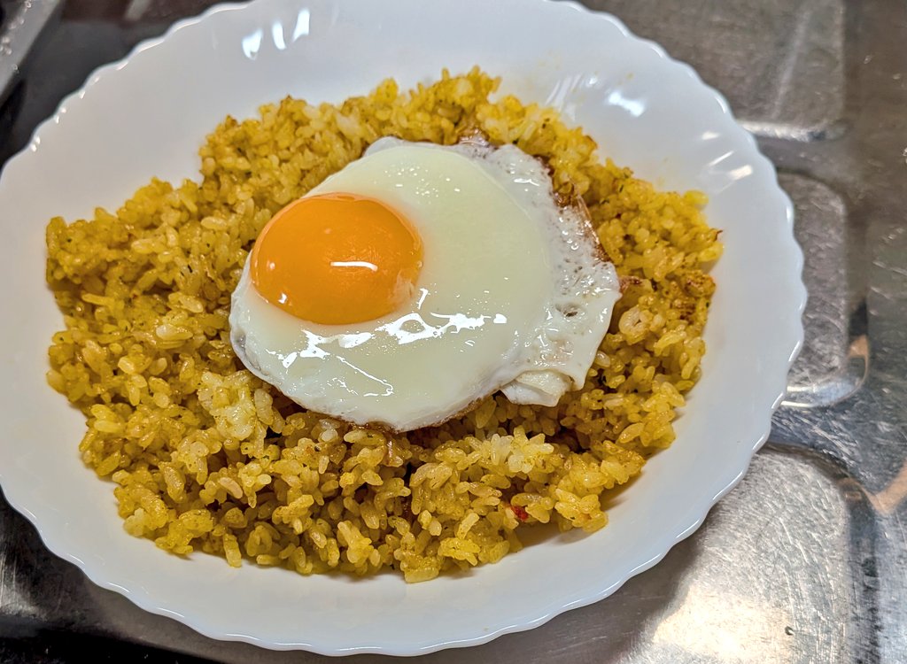 kuri5yo's tweet photo. 今夜の1品🍳✨
ドライカレー×目玉焼き😋💕
この組み合わせ、間違いない🤍
#おうちごはん #ドライカレー #夜ごはん https://t.co/jlO9w4868W