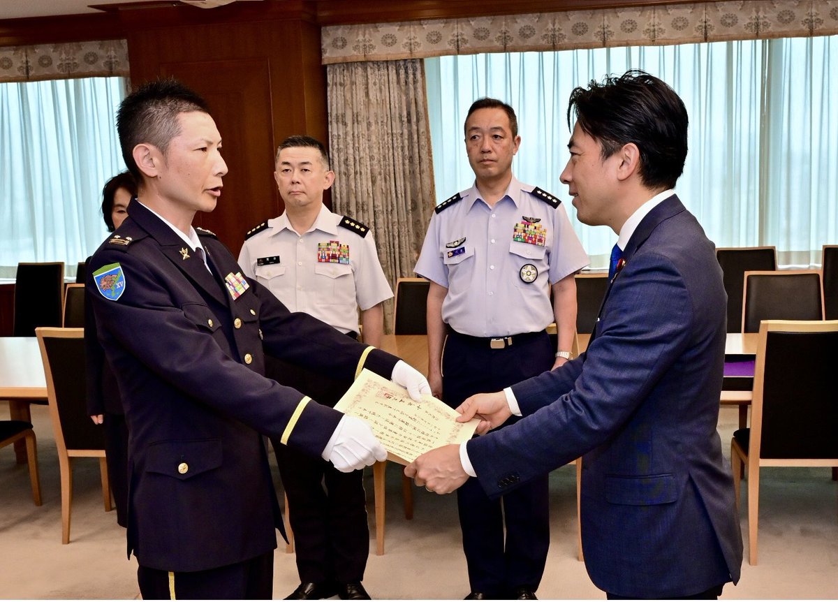 ModJapan_jp's tweet photo. 7月2日、小泉防衛大臣は、陸上自衛隊の
○第5飛行隊（帯広駐屯地）
○第101不発弾処理隊（那覇駐屯地）
に第1級賞状を授与しました。
 
第5飛行隊は、長年にわたり各種の飛行任務を事故なく実施し、自衛隊の任務遂行に貢献した功績により、また第101不発弾処理隊は、危険を顧みず数多くの不発弾を処理し地域住民の民生の安定に寄与した功績により、それぞれ表彰されました。