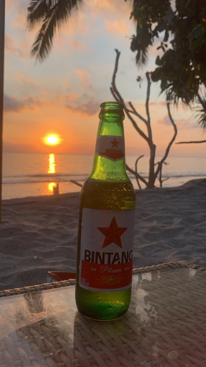 EsDegan8686's tweet photo. Sengigi itu buat ku surga sunset terbaik , bisa liat gunung agung dr sini dan golden hoursnya dapat bgt ... 🧡🧡🧡 https://t.co/ab4EeN78ga