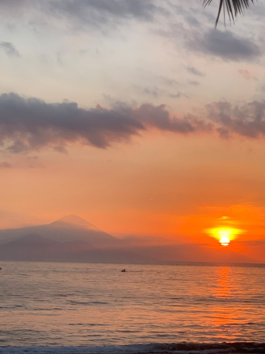 EsDegan8686's tweet photo. Sengigi itu buat ku surga sunset terbaik , bisa liat gunung agung dr sini dan golden hoursnya dapat bgt ... 🧡🧡🧡 https://t.co/ab4EeN78ga