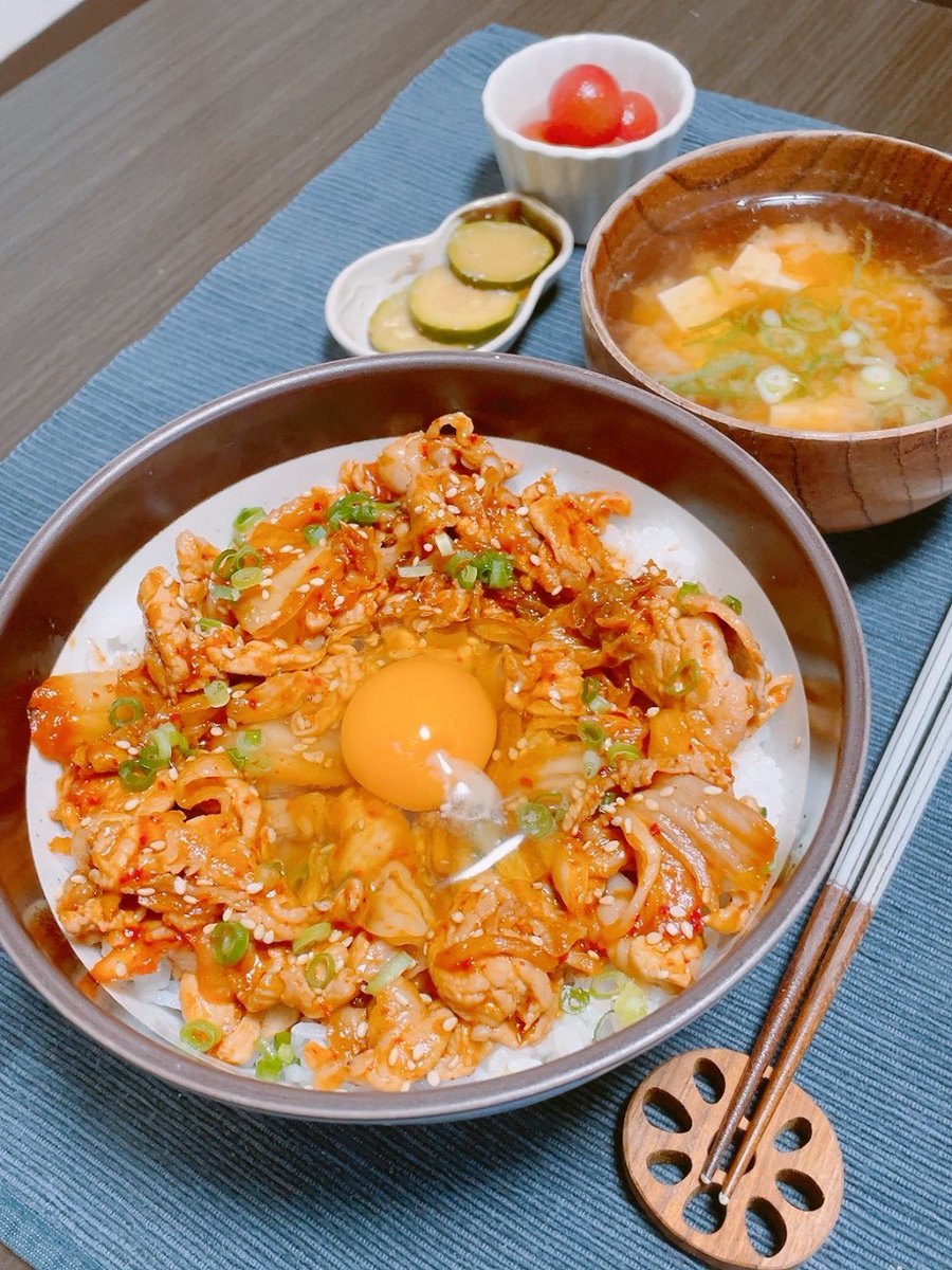 1nosukekatsura's tweet photo. お疲れ様です🌙

晩ごはんがええ感じに出来ました。

豚キムチ丼です。

＃おうちごはん https://t.co/aT7jCrhA4e