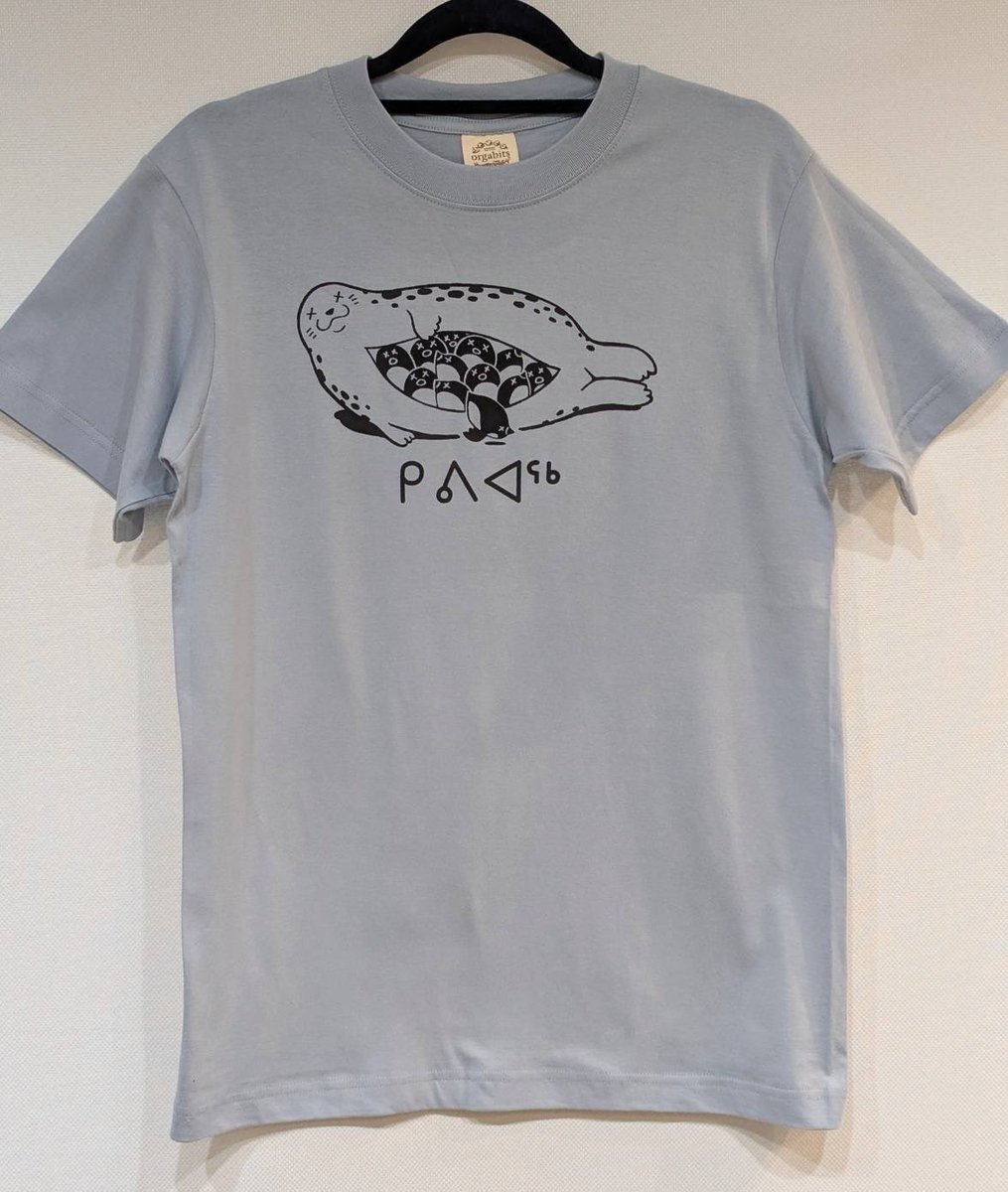 pyritesmile's tweet photo. 「キビヤックＴシャツ」

キビヤックはカナダやアラスカの先住民が作る
アザラシの皮にウミスズメを詰め込んだ発酵食品
イラスト下の文字はカナダ先住民文字で
「キビヤック」と書いています
博物ふぇすにて今年も販売！

パイライトスマイル
ブースA04～A06
#博物ふぇす https://t.co/BQG0Vs1gQ2