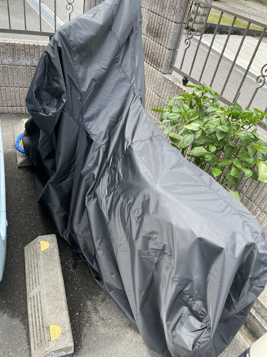 NidoneNbox1777's tweet photo. 晴れ間を突いて、
原付バイク走行練習。
初日と同じく10km。
坂道多め、省エネモード半分ほど切り、
なるべく時速30キロで走る。
で、バッテリー12%減少。

ヤマハYJ-20XLサイズをシート下に入れるとこんな感じ。
バイクカバー、ワイヤーロックも買ったし、
次は何か買い物に出掛けよう。

#ICONe: https://t.co/CUjJy7qHOL