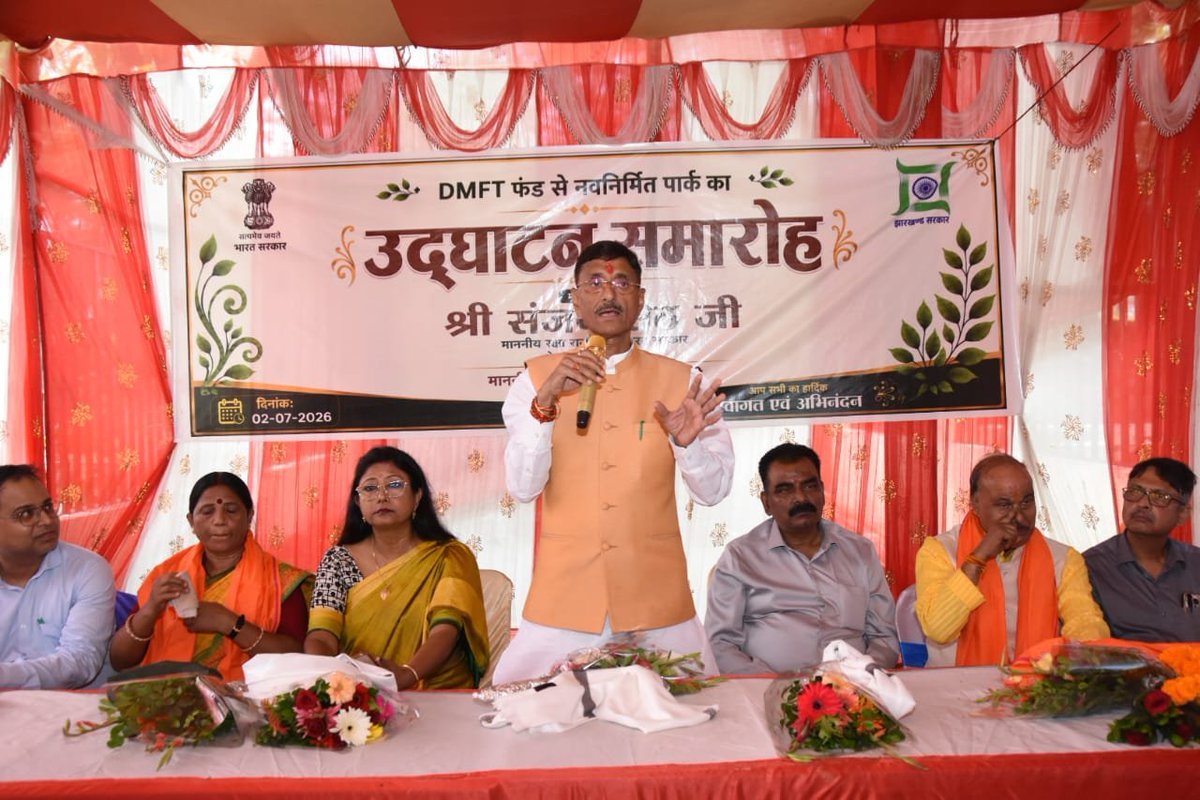 SethSanjayMP's tweet photo. खलारीवासियों को समर्पित हुआ NaMo Park 🌳

मेरी अनुशंसा पर डीएमएफटी मद से ₹2 करोड़ 3 लाख की लागत से खलारी में निर्मित नमो पार्क का आज लोकार्पण करने का सौभाग्य प्राप्त हुआ।
यह पार्क केवल एक हरित स्थल नहीं, बल्कि पर्यावरण संरक्षण, स्वास्थ्य संवर्धन और सामाजिक सहभागिता का एक सशक्त केंद्र बनेगा। यहाँ बच्चों के लिए आकर्षक खेल क्षेत्र, युवाओं एवं नागरिकों के लिए ओपन जिम, योग, व्यायाम और मॉर्निंग वॉक जैसी गतिविधियों हेतु आधुनिक एवं पर्याप्त सुविधाएँ विकसित की गई हैं।
मुझे विश्वास है कि यह पार्क क्षेत्रवासियों को स्वच्छ, हरित और स्वस्थ वातावरण प्रदान करने के साथ-साथ परिवारों के लिए मनोरंजन एवं सामुदायिक गतिविधियों का प्रमुख केंद्र बनेगा।
@narendramodi @PMOIndia