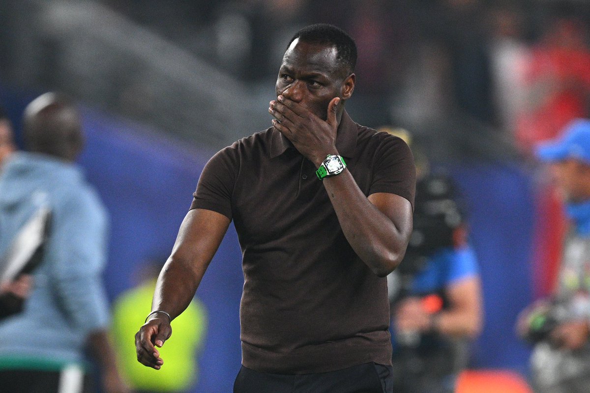 _BeFootball's tweet photo. 🚨🚨 PAPE THIAW SE FAIT DÉMONTER DANS TOUS LES SENS APRÈS L’ELIMINATION HONTEUSE DU SÉNÉGAL 🇸🇳🥶

▫️Yoor-Yoor 🎙️ : « 𝗖𝗢𝗠𝗠𝗘𝗡𝗧 𝗟𝗘 𝗖𝗢𝗔𝗖𝗛 𝗔 𝗢𝗙𝗙𝗘𝗥𝗧 𝗟𝗔 𝗤𝗨𝗔𝗟𝗜𝗙𝗜𝗖𝗔𝗧𝗜𝗢𝗡 𝗔̀ 𝗟𝗔 𝗕𝗘𝗟𝗚𝗜𝗤𝗨𝗘. Le coup de poignard de la 120e minute porte la signature exclusive de Pape Thiaw. 

Ce naufrage historique n'est pas celui des joueurs, 𝗠𝗔𝗜𝗦 𝗕𝗜𝗘𝗡 𝗖𝗘𝗟𝗨𝗜 𝗗'𝗨𝗡𝗘 𝗚𝗘𝗦𝗧𝗜𝗢𝗡 𝗛𝗨𝗠𝗔𝗜𝗡𝗘 𝗘𝗧 𝗧𝗔𝗖𝗧𝗜𝗤𝗨𝗘 𝗖𝗔𝗧𝗔𝗦𝗧𝗢𝗣𝗛𝗜𝗤𝗨𝗘 𝗗𝗘 𝗟𝗘𝗨𝗥 𝗘𝗡𝗧𝗥𝗔𝗜̂𝗡𝗘𝗨𝗥.

À l'image du remplacement suicidaire de Pape Gueye par un Lamine Camara complètement dépassé -, 𝗟𝗘 𝗦𝗘́𝗟𝗘𝗖𝗧𝗜𝗢𝗡𝗡𝗘𝗨𝗥 𝗔 𝗟𝗜𝗧𝗧𝗘́𝗥𝗔𝗟𝗘𝗠𝗘𝗡𝗧 𝗦𝗔𝗕𝗢𝗥𝗗𝗘́ 𝗟𝗘 𝗧𝗥𝗔𝗩𝗔𝗜𝗟 𝗛𝗘́𝗥𝗢𝗜̈𝗤𝗨𝗘 𝗗𝗘 𝗦𝗘𝗦 𝗧𝗥𝗢𝗨𝗣𝗘𝗦. »

▫️Le Soleil 🎙️ : « Coachmardesque. Les choix de Pape Thiaw, marqués par des changements qui ont profondément déséquilibré l'équipe, ont pesé lourd dans cette élimination. »

▫️Libération Sénégal Online 🎙️ : « 𝗗𝗘𝗦 𝗖𝗛𝗢𝗜𝗫 𝗗𝗘́𝗦𝗔𝗦𝗧𝗥𝗘𝗨𝗫 𝗘𝗧 𝗗𝗥𝗔𝗠𝗔𝗧𝗜𝗤𝗨𝗘𝗦. »

▫️Rewmi Sports 🎙️ : « Pape Thiaw saborde le Sénégal. »

▫️Wiwsport 🎙️ : « Pape Thiaw, ultime coaching perdant.  𝗟’𝗜𝗠𝗠𝗘𝗡𝗦𝗘 𝗥𝗘𝗦𝗣𝗢𝗡𝗦𝗔𝗕𝗜𝗟𝗜𝗧𝗘́ 𝗗𝗨 𝗖𝗢𝗔𝗖𝗛 𝗗𝗔𝗡𝗦 𝗖𝗘 𝗙𝗜𝗔𝗦𝗖𝗢. »

▫️SeneNews 🎙️ : « le premier responsable est sans doute le sélectionneur Pape Thiaw. »

(via @RMCsport)