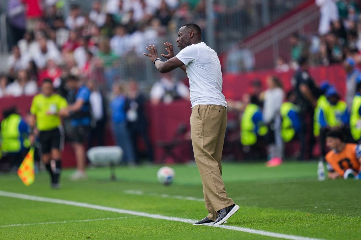 _BeFootball's tweet photo. 🚨🚨 PAPE THIAW SE FAIT DÉMONTER DANS TOUS LES SENS APRÈS L’ELIMINATION HONTEUSE DU SÉNÉGAL 🇸🇳🥶

▫️Yoor-Yoor 🎙️ : « 𝗖𝗢𝗠𝗠𝗘𝗡𝗧 𝗟𝗘 𝗖𝗢𝗔𝗖𝗛 𝗔 𝗢𝗙𝗙𝗘𝗥𝗧 𝗟𝗔 𝗤𝗨𝗔𝗟𝗜𝗙𝗜𝗖𝗔𝗧𝗜𝗢𝗡 𝗔̀ 𝗟𝗔 𝗕𝗘𝗟𝗚𝗜𝗤𝗨𝗘. Le coup de poignard de la 120e minute porte la signature exclusive de Pape Thiaw. 

Ce naufrage historique n'est pas celui des joueurs, 𝗠𝗔𝗜𝗦 𝗕𝗜𝗘𝗡 𝗖𝗘𝗟𝗨𝗜 𝗗'𝗨𝗡𝗘 𝗚𝗘𝗦𝗧𝗜𝗢𝗡 𝗛𝗨𝗠𝗔𝗜𝗡𝗘 𝗘𝗧 𝗧𝗔𝗖𝗧𝗜𝗤𝗨𝗘 𝗖𝗔𝗧𝗔𝗦𝗧𝗢𝗣𝗛𝗜𝗤𝗨𝗘 𝗗𝗘 𝗟𝗘𝗨𝗥 𝗘𝗡𝗧𝗥𝗔𝗜̂𝗡𝗘𝗨𝗥.

À l'image du remplacement suicidaire de Pape Gueye par un Lamine Camara complètement dépassé -, 𝗟𝗘 𝗦𝗘́𝗟𝗘𝗖𝗧𝗜𝗢𝗡𝗡𝗘𝗨𝗥 𝗔 𝗟𝗜𝗧𝗧𝗘́𝗥𝗔𝗟𝗘𝗠𝗘𝗡𝗧 𝗦𝗔𝗕𝗢𝗥𝗗𝗘́ 𝗟𝗘 𝗧𝗥𝗔𝗩𝗔𝗜𝗟 𝗛𝗘́𝗥𝗢𝗜̈𝗤𝗨𝗘 𝗗𝗘 𝗦𝗘𝗦 𝗧𝗥𝗢𝗨𝗣𝗘𝗦. »

▫️Le Soleil 🎙️ : « Coachmardesque. Les choix de Pape Thiaw, marqués par des changements qui ont profondément déséquilibré l'équipe, ont pesé lourd dans cette élimination. »

▫️Libération Sénégal Online 🎙️ : « 𝗗𝗘𝗦 𝗖𝗛𝗢𝗜𝗫 𝗗𝗘́𝗦𝗔𝗦𝗧𝗥𝗘𝗨𝗫 𝗘𝗧 𝗗𝗥𝗔𝗠𝗔𝗧𝗜𝗤𝗨𝗘𝗦. »

▫️Rewmi Sports 🎙️ : « Pape Thiaw saborde le Sénégal. »

▫️Wiwsport 🎙️ : « Pape Thiaw, ultime coaching perdant.  𝗟’𝗜𝗠𝗠𝗘𝗡𝗦𝗘 𝗥𝗘𝗦𝗣𝗢𝗡𝗦𝗔𝗕𝗜𝗟𝗜𝗧𝗘́ 𝗗𝗨 𝗖𝗢𝗔𝗖𝗛 𝗗𝗔𝗡𝗦 𝗖𝗘 𝗙𝗜𝗔𝗦𝗖𝗢. »

▫️SeneNews 🎙️ : « le premier responsable est sans doute le sélectionneur Pape Thiaw. »

(via @RMCsport)