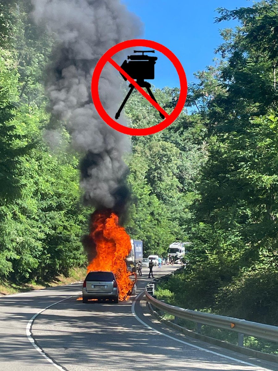 antiradarcatala's tweet photo. Retenció a la GI-550 a l'altura de Sant Hilari Sacalm per l'incendi d'un vehicle. https://t.co/lsrxKO9M8q