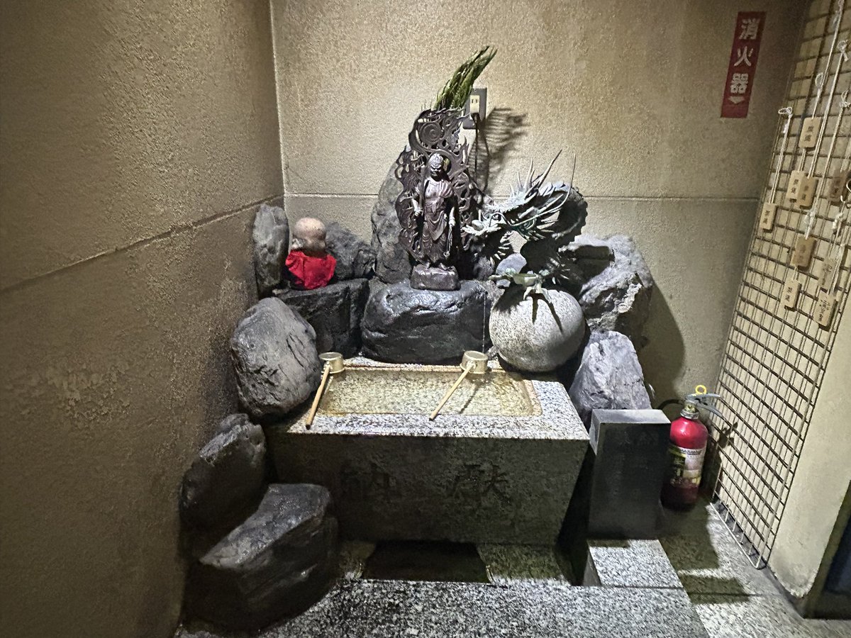 hulaaki's tweet photo. 宮城に帰省するとほぼ毎回『三瀧山不動尊』のお不動様と仙台四郎さんへご挨拶してます✨二階には十二支の守本尊が安置されていて、いつもオーブが飛んでるの💡 https://t.co/89MYUk9pWB