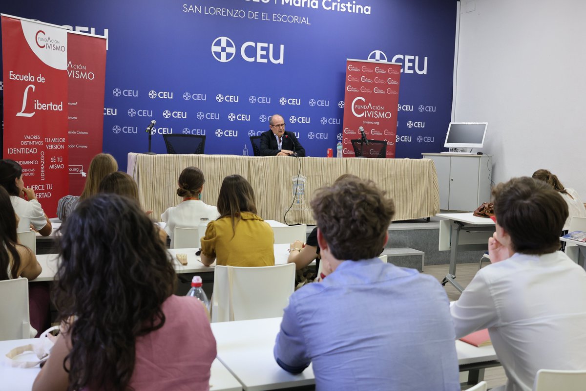 CivismoF's tweet photo. 👉 @higiniomarin1, rector de @uchceu, @javi_redondo14, profesor de Historia del Pensamiento en la @urjc y Juan Manuel Fernández, presidente de la Audiencia Nacional, han sido varios de los ponentes que han asistido esta semana a la #EscueladeLibertad. https://t.co/t8GqqeIVYL
