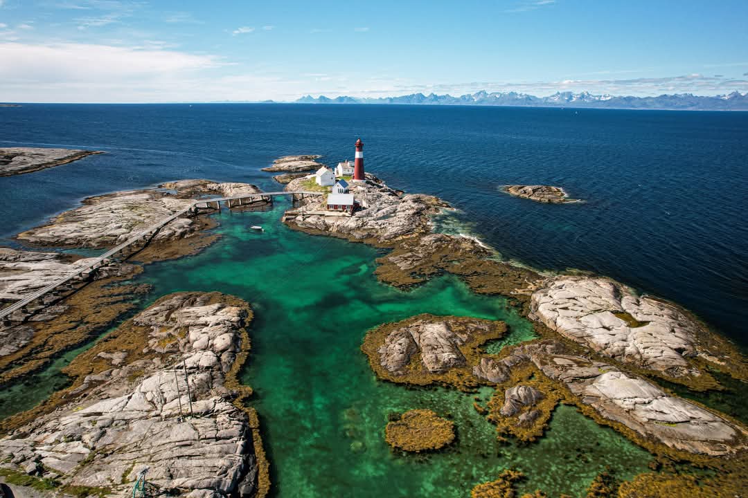 elusive_moose's tweet photo. Wow 😍 Tranøy Lighthouse, Hamarøy. Photo Reidar Hernes #Norway #travel https://t.co/SkL2m8NyTY