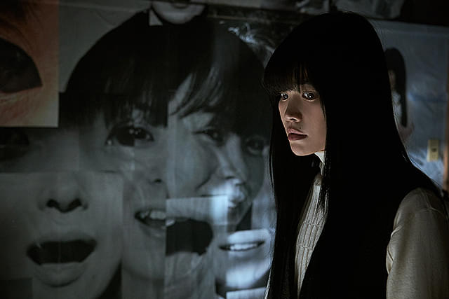 mimika_morph's tweet photo. 7/3(金)公開の『＃氷血』を
試写にて拝見させて頂きました！

雪に閉ざされた世界を舞台に、
家族の平穏な日常が白い怪異に侵されていく…

この映画はアートが全部怖い…！
まずポスターの雪女の絵から始まり
いちいち絵が怖い！
しかも母、父、息子、おじいちゃんに至るまで
それぞれがおかしくなっていく！
皆、狂気に侵される
信頼できない人々の視点での様々な恐怖楽しめます。
この夏、暑さに負けそうな方が
極寒の豪雪の中、恐怖に震えましょう