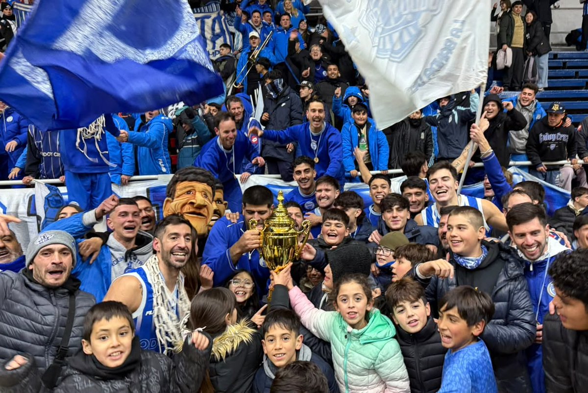 FlorentimesNFT's tweet photo. APERTURA 2026. SUPERLIGA. SERIE FINAL. JUEGO DOS. Godoy Cruz  derrotó a Huracán Las Heras por 67-66, barrió la serie 2-0 y gritó campeón del primer torneo del año. Infernal. Una fiesta única. El Expreso es una máquina de sumar campeonatos. 
https://t.co/7LdvqG0SxP https://t.co/iMEf1bgTo4