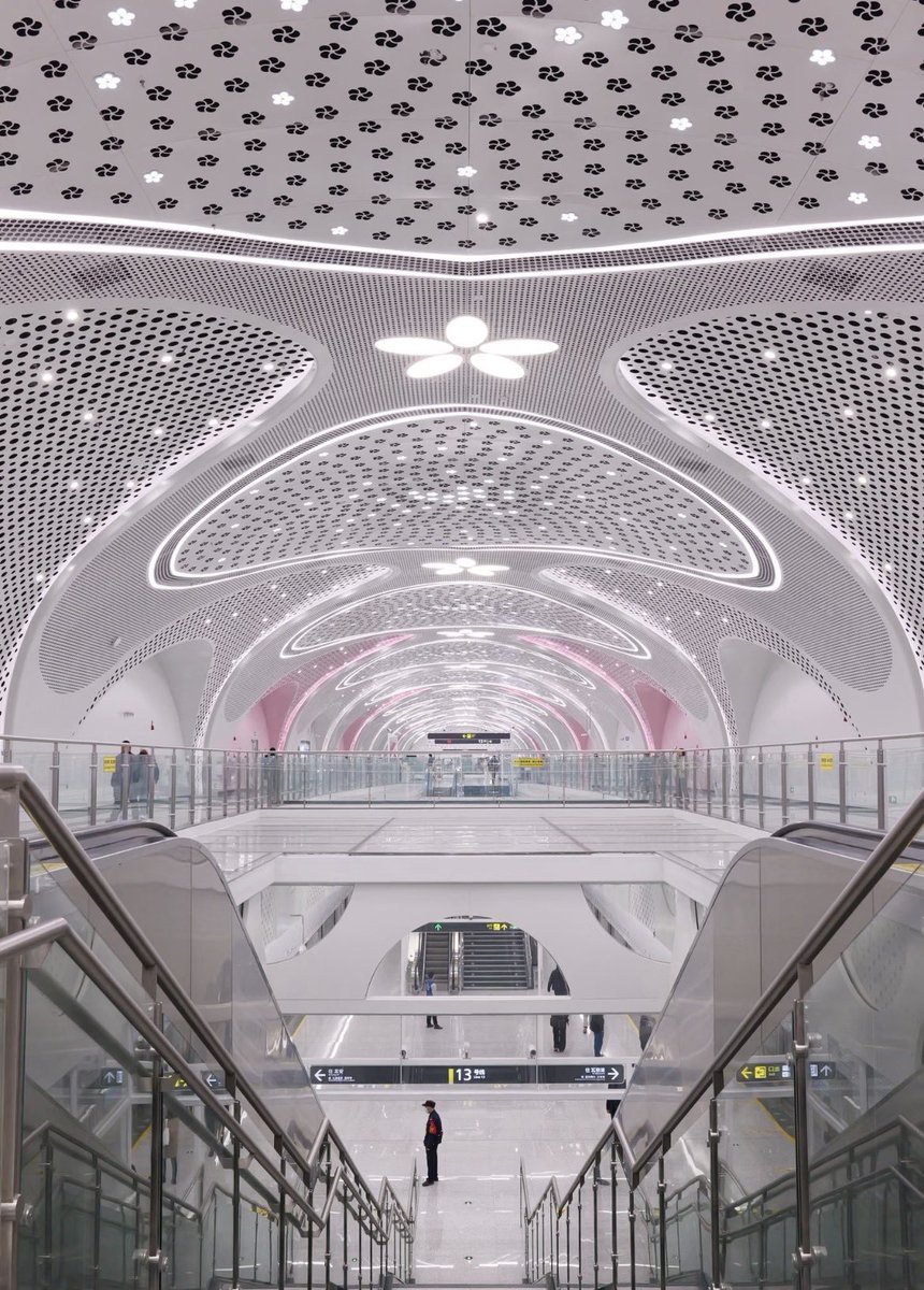 tongbingxue's tweet photo. The vibes of Metro stations, Chengdu, SW China. https://t.co/vQ29cpKqdh