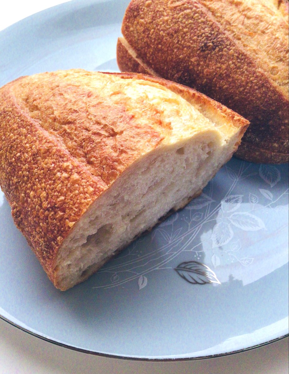 bacanal14's tweet photo. メゾンカイザーのバタールうまかった。クセない。食べやすい。結構弾力あるふかふか具合が良かった。 https://t.co/tyaD9tf2x1